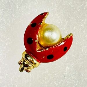 VINTAGE SARA COVENTRY LADYBUG ENAMEL PIN BROOCH FAUX PEARL